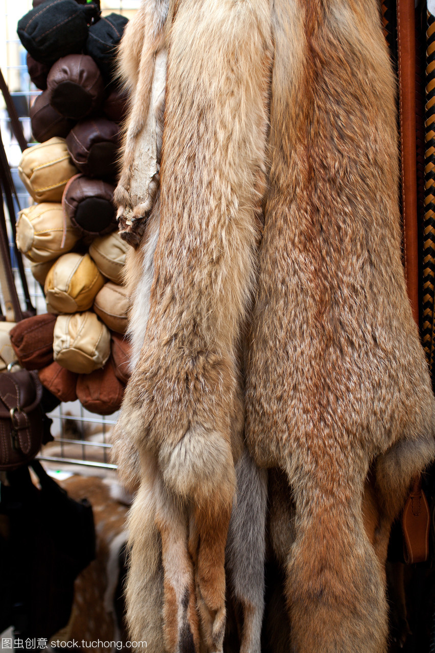 布拉格毛皮市場與電子產(chǎn)品銷售 傳統(tǒng)與現(xiàn)代的消費禮物選擇